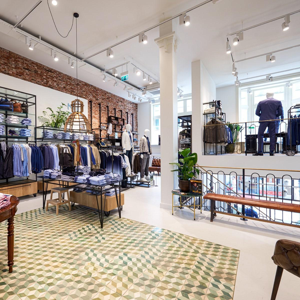 Energy-efficient smart track lighting with controlled illumination in a retail store