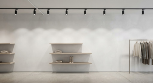 DALI-Track-Strahler mit Stromschiene, Optik und gezielter Produktbeleuchtung in einem realistischen Fashion Store.